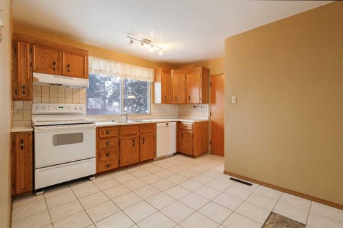 6123 Lacombe Way Sw, Calgary, AB - Indoor Photo Showing Kitchen With Double Sink