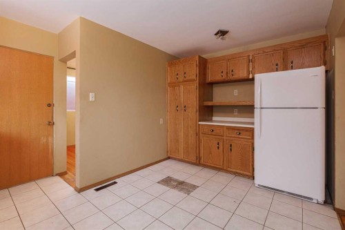 6123 Lacombe Way Sw, Calgary, AB - Indoor Photo Showing Other Room