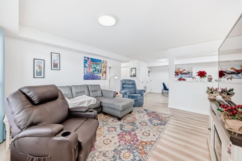 200-8 Bayside Place, Strathmore, AB - Indoor Photo Showing Living Room