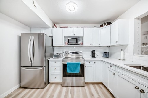200-8 Bayside Place, Strathmore, AB - Indoor Photo Showing Kitchen