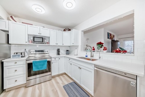 200-8 Bayside Place, Strathmore, AB - Indoor Photo Showing Kitchen With Double Sink