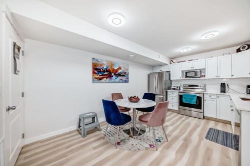 200-8 Bayside Place, Strathmore, AB - Indoor Photo Showing Kitchen