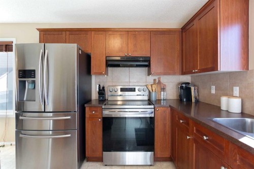444 Morningside Way Sw, Airdrie, AB - Indoor Photo Showing Kitchen