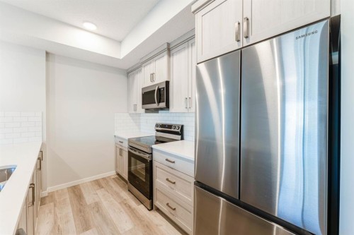 1410-33 Carringham Gate Nw, Calgary, AB - Indoor Photo Showing Kitchen With Stainless Steel Kitchen With Upgraded Kitchen