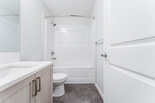 1410-33 Carringham Gate Nw, Calgary, AB - Indoor Photo Showing Bathroom