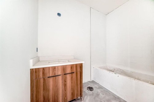 116 Heritage Manor, Cochrane, AB - Indoor Photo Showing Bathroom