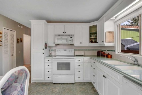 5602 Dalcastle Hill Nw, Calgary, AB - Indoor Photo Showing Kitchen