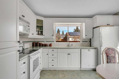 5602 Dalcastle Hill Nw, Calgary, AB - Indoor Photo Showing Kitchen