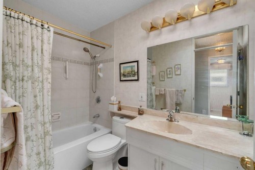 5602 Dalcastle Hill Nw, Calgary, AB - Indoor Photo Showing Bathroom