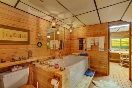 5602 Dalcastle Hill Nw, Calgary, AB - Indoor Photo Showing Bathroom