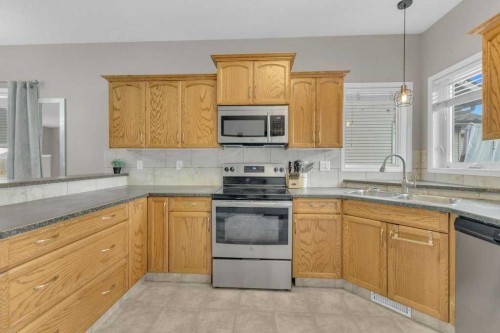 8 Horne Close, Sylvan Lake, AB - Indoor Photo Showing Kitchen