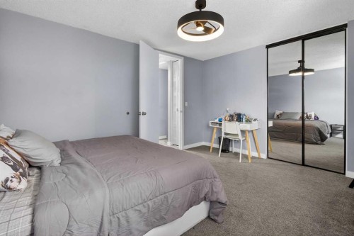 22-6100 4 Avenue Ne, Calgary, AB - Indoor Photo Showing Bedroom