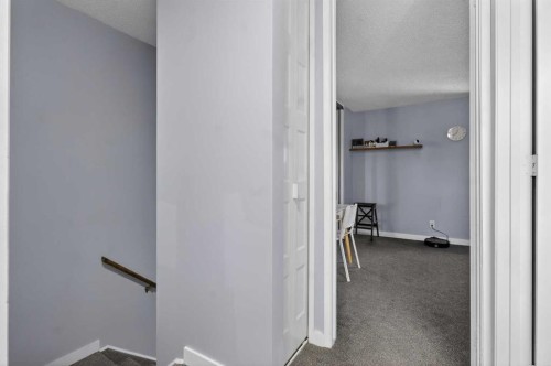 22-6100 4 Avenue Ne, Calgary, AB - Indoor Photo Showing Other Room