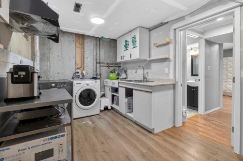 22-6100 4 Avenue Ne, Calgary, AB - Indoor Photo Showing Laundry Room