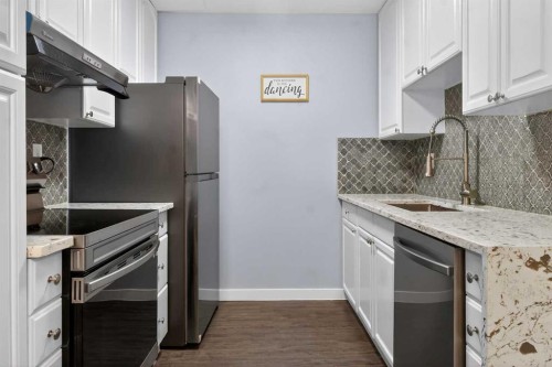 22-6100 4 Avenue Ne, Calgary, AB - Indoor Photo Showing Kitchen
