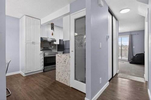 22-6100 4 Avenue Ne, Calgary, AB - Indoor Photo Showing Other Room