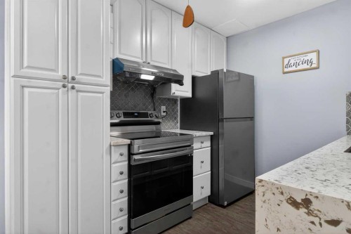 22-6100 4 Avenue Ne, Calgary, AB - Indoor Photo Showing Kitchen