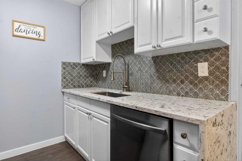 22-6100 4 Avenue Ne, Calgary, AB - Indoor Photo Showing Kitchen