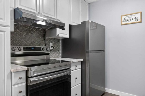 22-6100 4 Avenue Ne, Calgary, AB - Indoor Photo Showing Kitchen