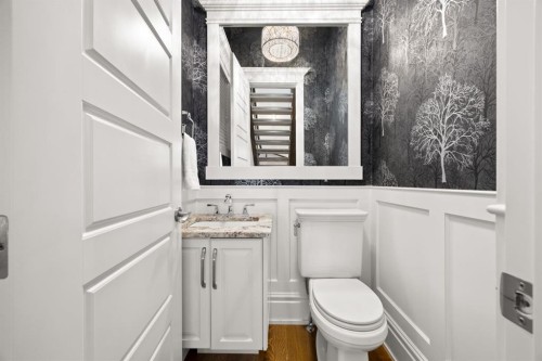 2037 48 Avenue Sw, Calgary, AB - Indoor Photo Showing Bathroom