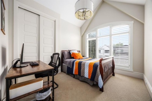 2037 48 Avenue Sw, Calgary, AB - Indoor Photo Showing Bedroom