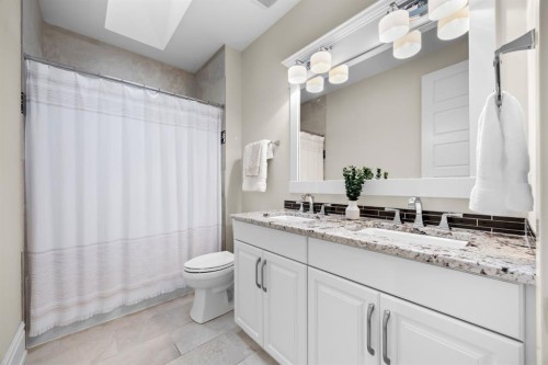 2037 48 Avenue Sw, Calgary, AB - Indoor Photo Showing Bathroom