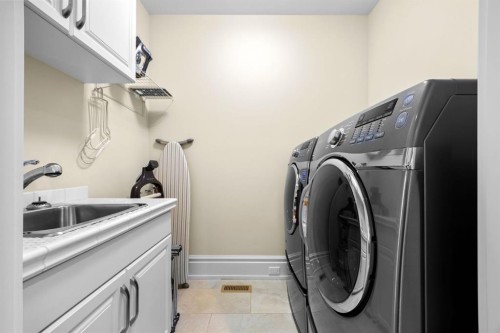 2037 48 Avenue Sw, Calgary, AB - Indoor Photo Showing Laundry Room