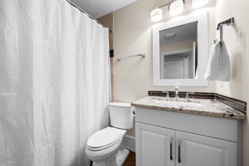 2037 48 Avenue Sw, Calgary, AB - Indoor Photo Showing Bathroom
