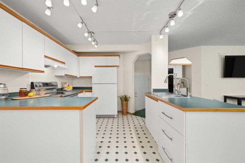 9473 Hidden Valley Drive Nw, Calgary, AB - Indoor Photo Showing Kitchen