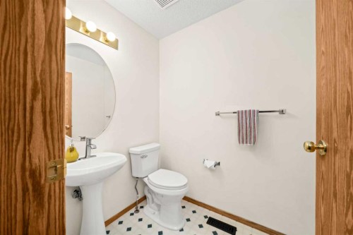9473 Hidden Valley Drive Nw, Calgary, AB - Indoor Photo Showing Bathroom