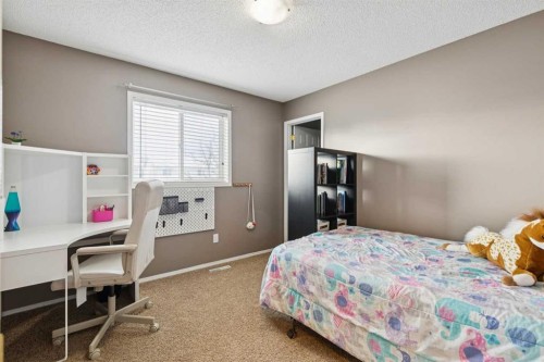 33 River Rock Crescent Se, Calgary, AB - Indoor Photo Showing Bedroom