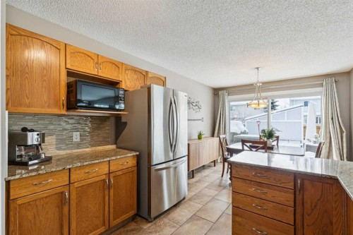 33 River Rock Crescent Se, Calgary, AB - Indoor Photo Showing Kitchen