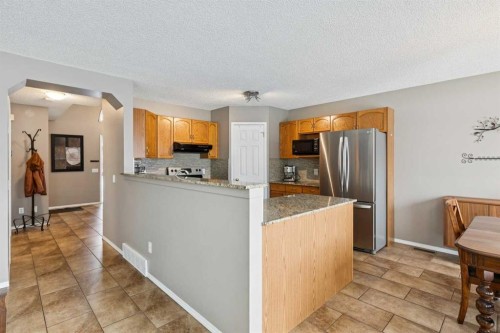33 River Rock Crescent Se, Calgary, AB - Indoor Photo Showing Kitchen
