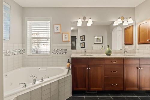 353 Discovery Ridge Boulevard Sw, Calgary, AB - Indoor Photo Showing Bathroom