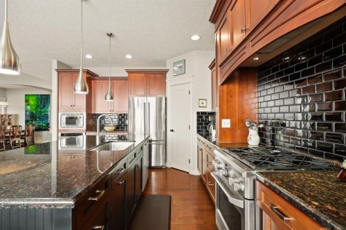 353 Discovery Ridge Boulevard Sw, Calgary, AB - Indoor Photo Showing Kitchen With Upgraded Kitchen