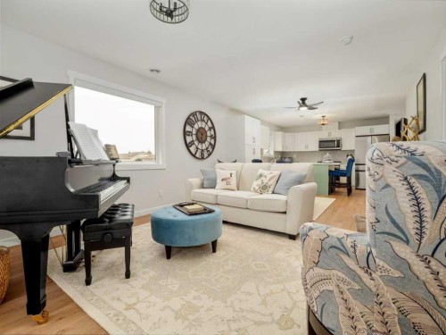 318 Whispering Way, Vulcan, AB - Indoor Photo Showing Living Room