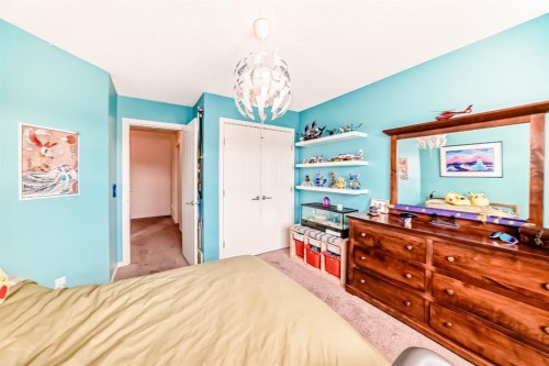 637-101 Sunset Drive, Cochrane, AB - Indoor Photo Showing Bedroom
