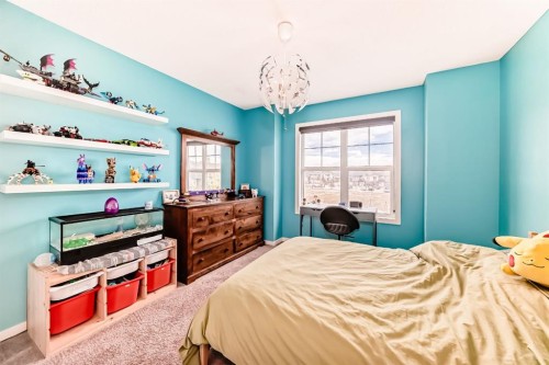 637-101 Sunset Drive, Cochrane, AB - Indoor Photo Showing Bedroom