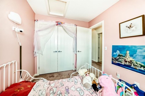 637-101 Sunset Drive, Cochrane, AB - Indoor Photo Showing Bedroom