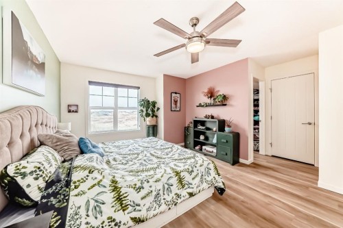 637-101 Sunset Drive, Cochrane, AB - Indoor Photo Showing Bedroom