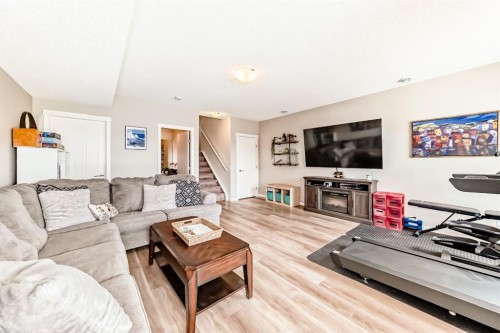 637-101 Sunset Drive, Cochrane, AB - Indoor Photo Showing Living Room