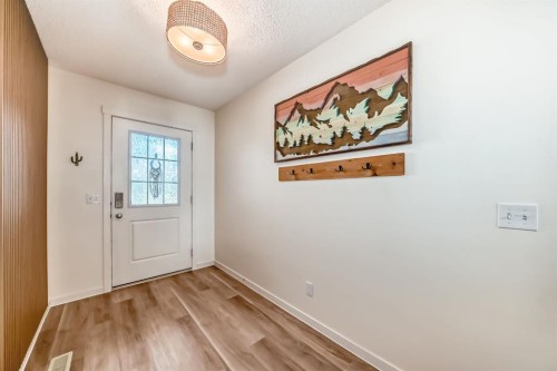 637-101 Sunset Drive, Cochrane, AB - Indoor Photo Showing Other Room
