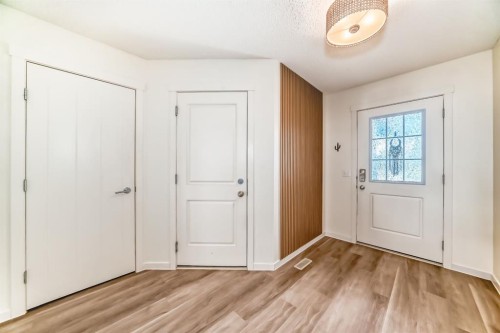 637-101 Sunset Drive, Cochrane, AB - Indoor Photo Showing Other Room