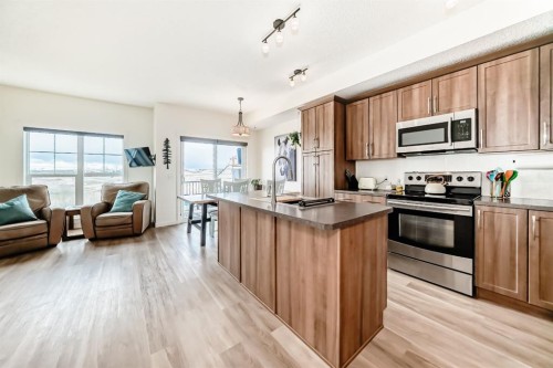 637-101 Sunset Drive, Cochrane, AB - Indoor Photo Showing Kitchen