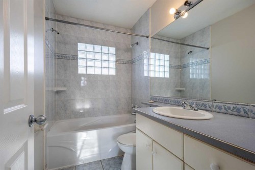 4612 Fortune Road Se, Calgary, AB - Indoor Photo Showing Bathroom