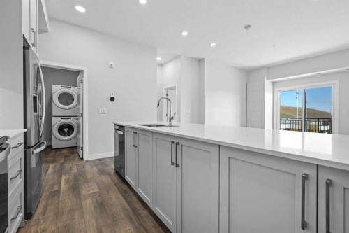 406-255 Les Jardins Park Se, Calgary, AB - Indoor Photo Showing Kitchen