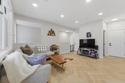 208-562 Seton Circle Se, Calgary, AB - Indoor Photo Showing Living Room
