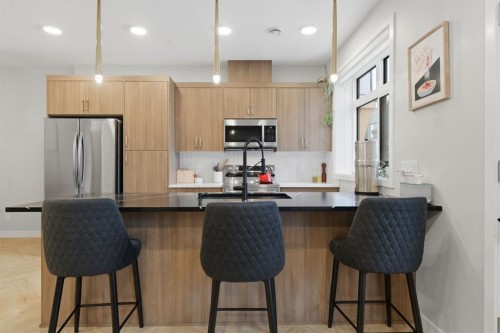 208-562 Seton Circle Se, Calgary, AB - Indoor Photo Showing Kitchen