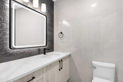 5-5520 1 Avenue Se, Calgary, AB - Indoor Photo Showing Bathroom