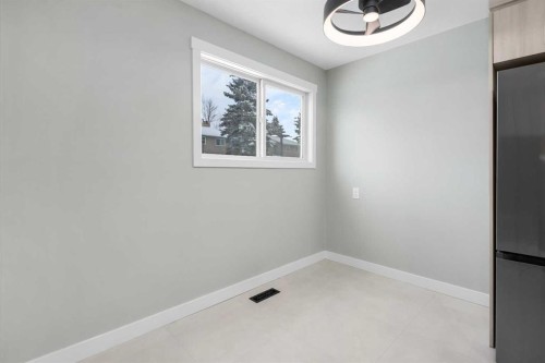 5-5520 1 Avenue Se, Calgary, AB - Indoor Photo Showing Other Room